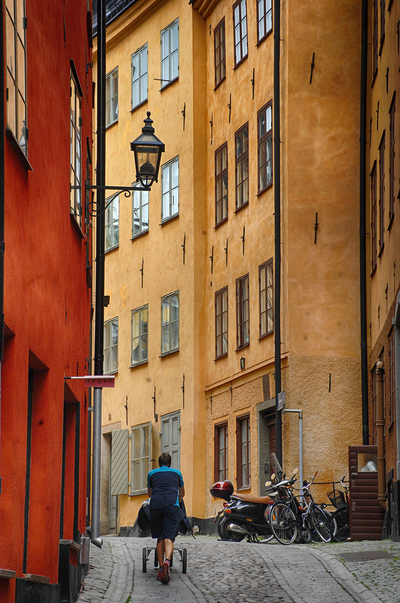 Die ltesten Gebude in der Stockholmer Altstadt Gamla Stan waren Holzhuser, doch im spten Mittelalter wurden die meisten durch Steinhuser ersetzt. Spter wurden die Fassaden von vielen mittelalterlichen Bauten umgestaltet.
Aufnahme: 28. Juli 2017.