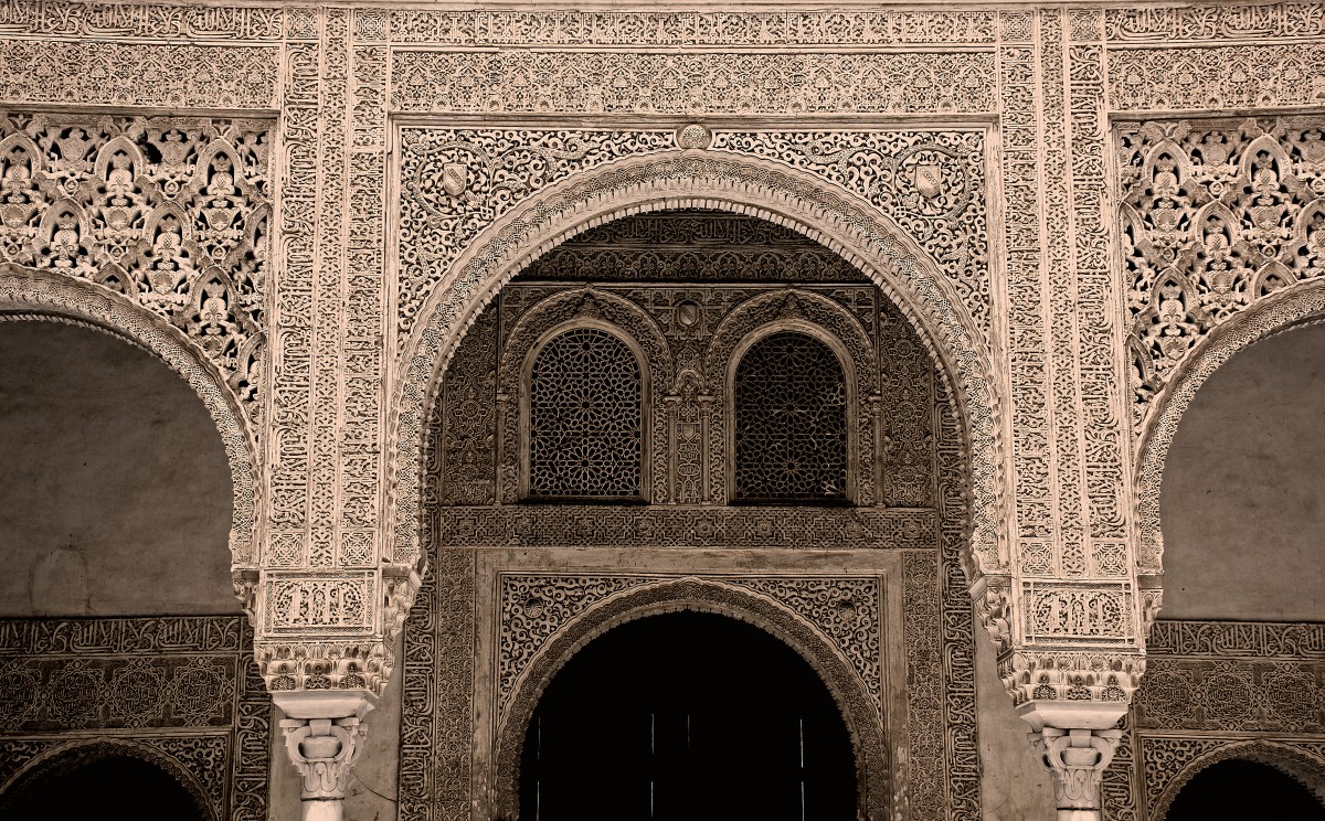 Die Alhambra ist eine bedeutende Stadtburg auf dem Sabikah-Hgel von Granada in Spanien, die als eines der schnsten Beispiele des maurischen Stils der islamischen Kunst gilt. Foto: Comers, Myrtenhof. Aufnahme: Juli 2014.