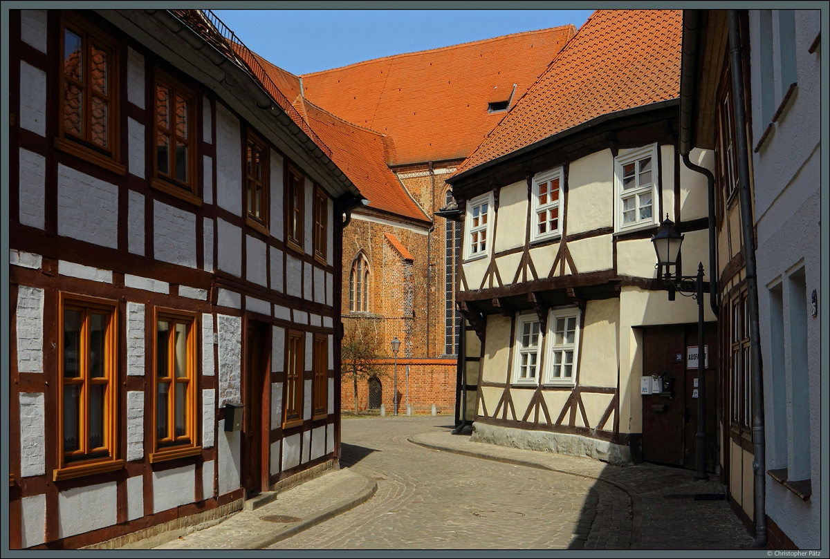 Die Altstadt von Salzwedel wird dominiert von zahlreichen Fachwerkhusern unterschiedlichen Alters. Ein besonders windschiefes Exemplar befindet sich in der Schmiedestrae nahe der St.-Marien-Kirche. (09.04.2018)