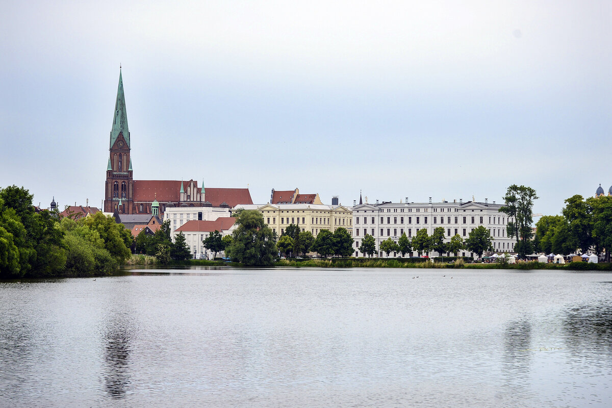 Die Altstadt von Schwerin von der Schimmenden Wiese aus gesehen. Im Vordergrund ist die Burgsee zu sehen. Aufnahme: 17. Juni 2022.