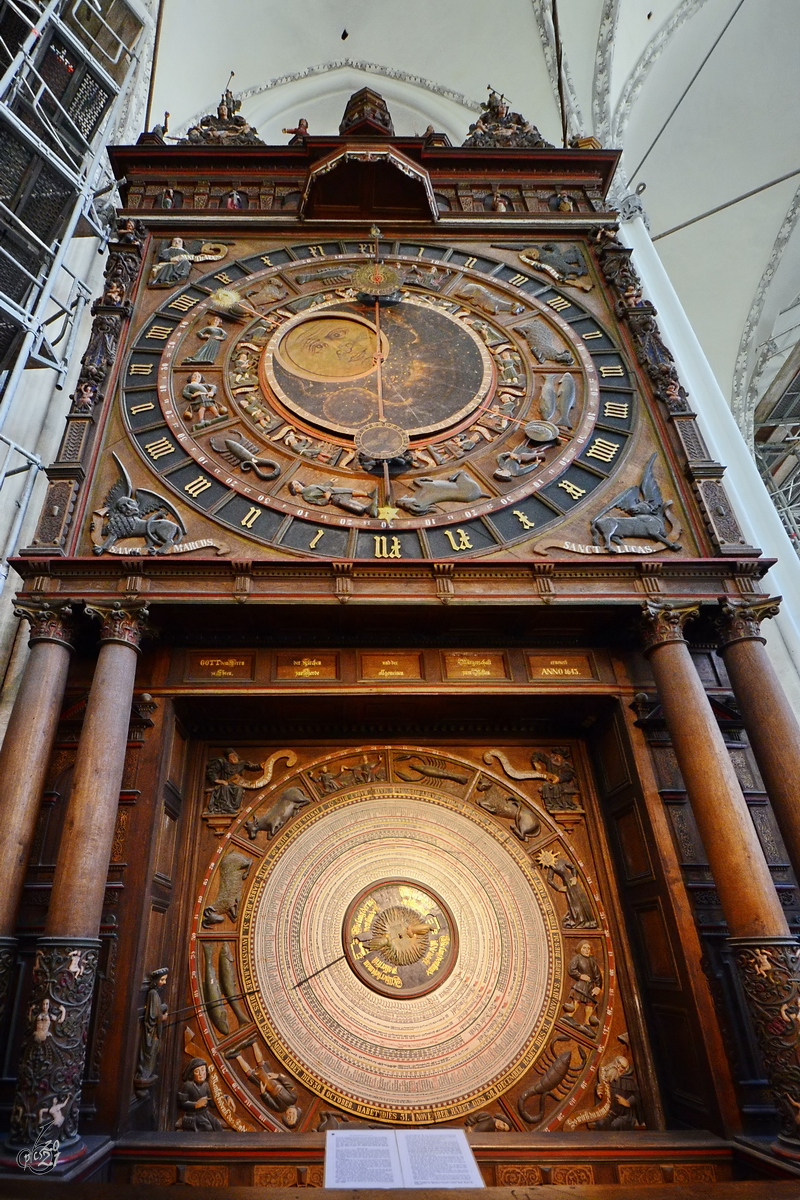 Die Astronomische Uhr mit dem vierten Kalendarium fr die Jahre 1885–2017 inder Marienkirche in Rostock. (August 2013)