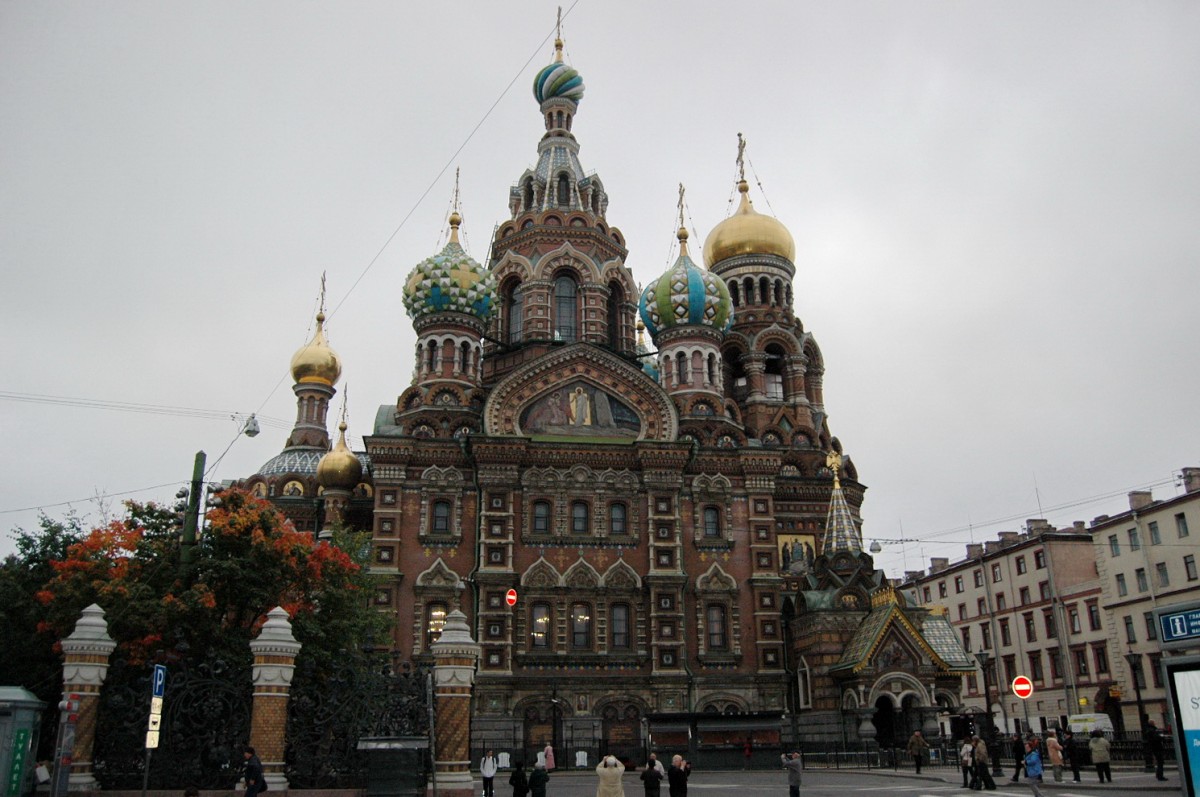 Die Auferstehungskirche, auch als Blutkirche, Erlserkirche und Bluterlser-Kirche (russisch Спас на крови) bekannt, ist eine Kathedrale in Sankt Petersburg. Erbaut wurde sie von 1883 bis 1912 an der Stelle, an der Alexander II. einem Attentat zum Opfer fiel. Abgelichtet im September 2010
