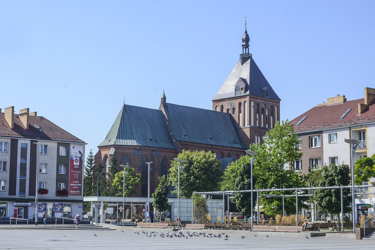 Die backsteingotische Marienkathedrale in Kslin (Koszalin, Pommern) vom Rathausplatz aus gesehen. Aufnahme: 16. august 2020.
