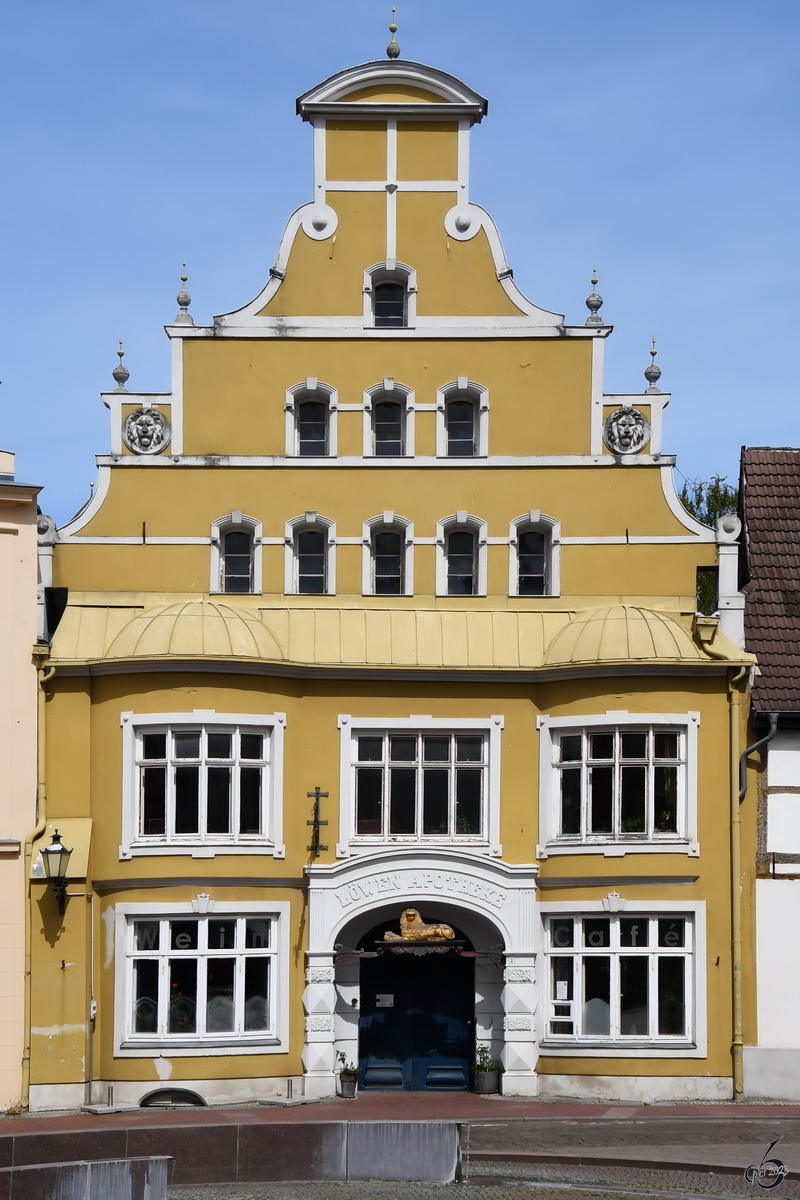 Die barocke Straenfassade der Alten Lwenapotheke, so gesehen Anfang Mai 2023 in Wismar.