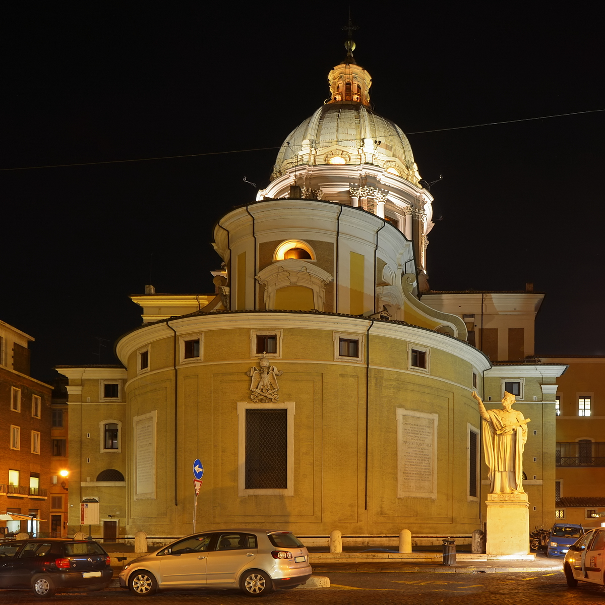 Die im Barockstil erbaute Basilica dei Santi Ambrogio e Carlo al Corso stammt aus dem 17. Jahrhundert. (Rom, Dezember 2015)
