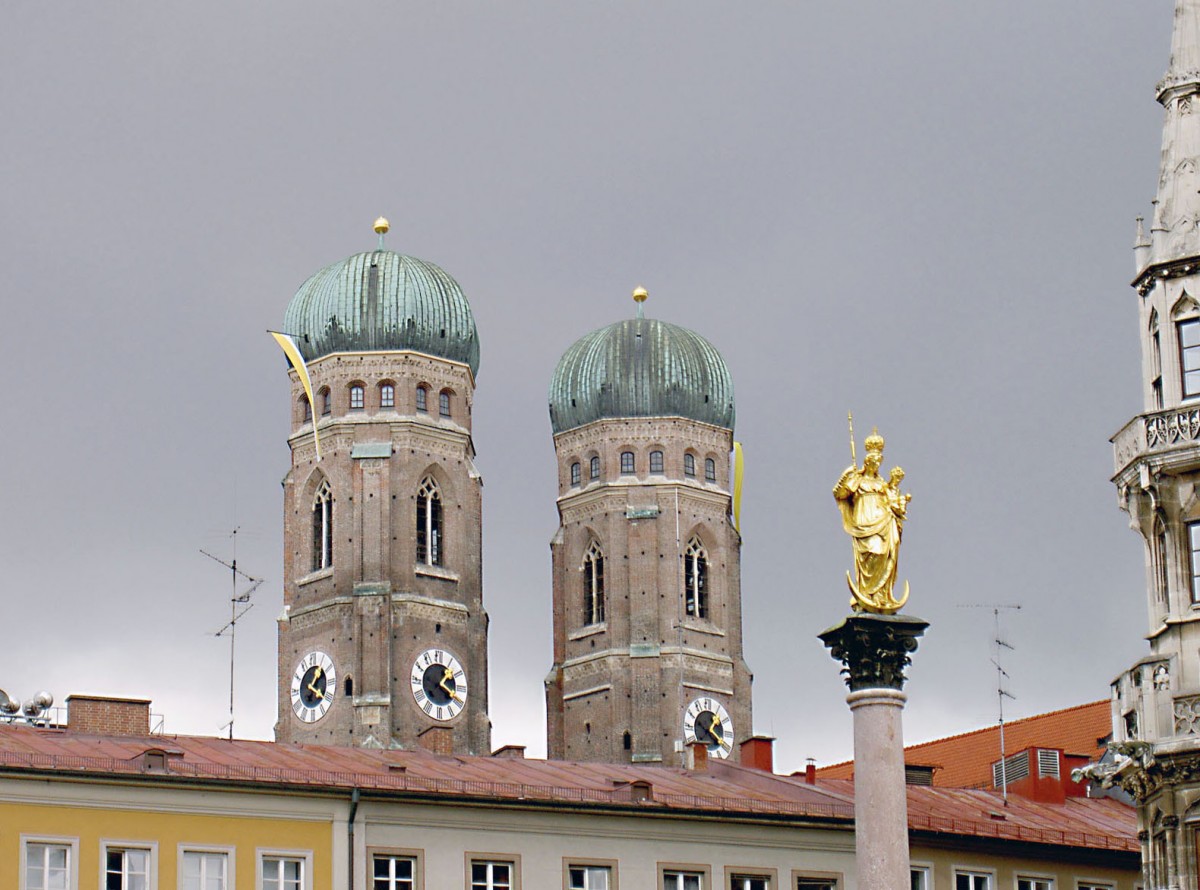 Die beiden Trme der Mnchener Frauenkirche. Aufnahme: 3. Mai 2005.