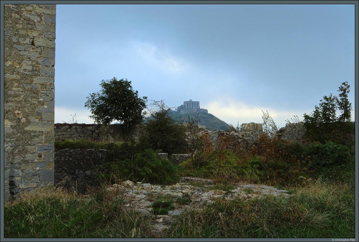 Die Berge nrdlich von Genua werden von einer Vielzahl von Festungen bewacht. Im Hintergrund ist das Forte Diamante zu sehen, vorn die Festung Fratello Minore. (23.09.2018)