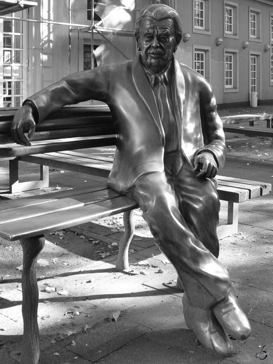 Die Bronze-Statue  des legendren Klner Schauspielers Willy Millowitsch am Eisenmarkt in Kln. (Oktober 2011)