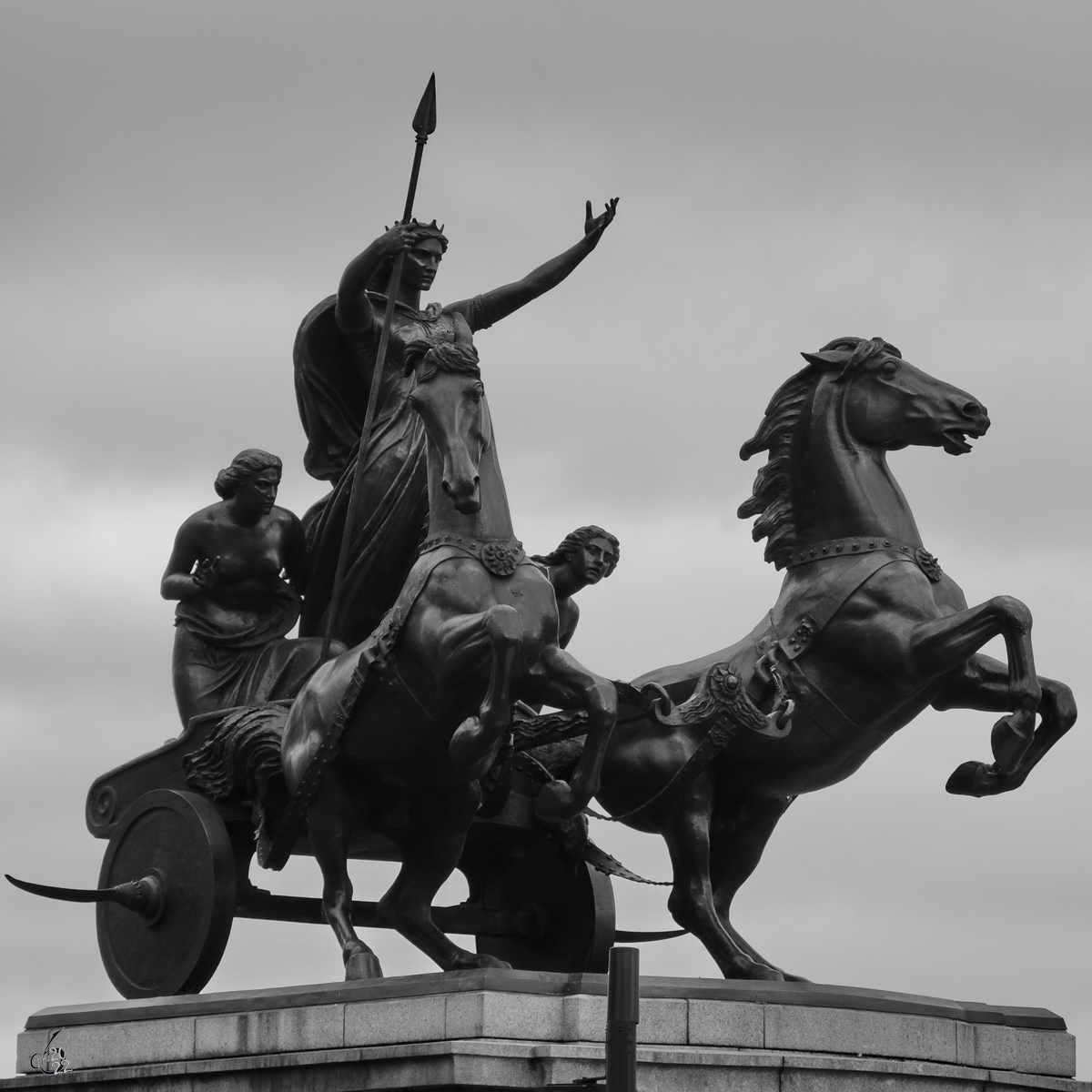 Die Bronzeskulptur der Keltenknigin Boudicca und ihren Tchtern auf einem Streitwagen befindet sich unweit des Westminsterpalastes. (London, Februar 2015)