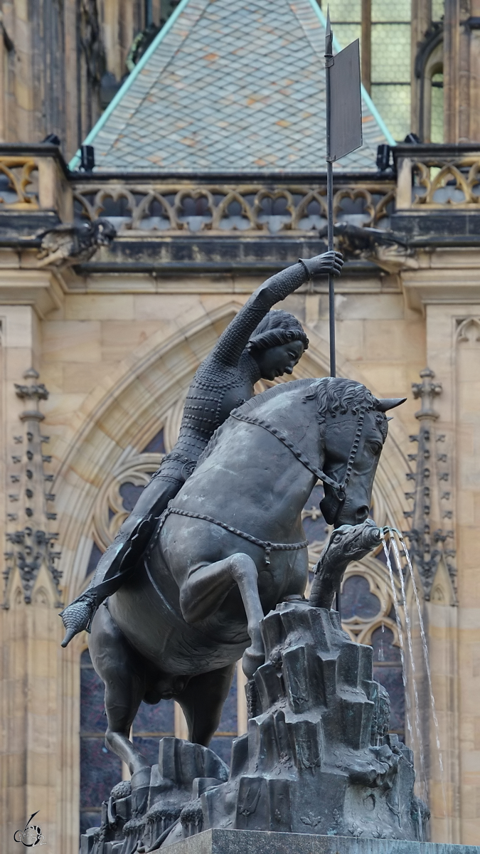 Die Bronzestatue des Drachen ttenden Heiligen Georg stammt aus dem 14. Jahrhundert. (Prag, September 2012)