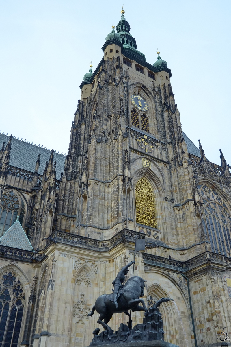 Die Bronzestatue des Drachen ttenden Heiligen Georg vor dem Turm des Veitsdomes. (September 2012) 
