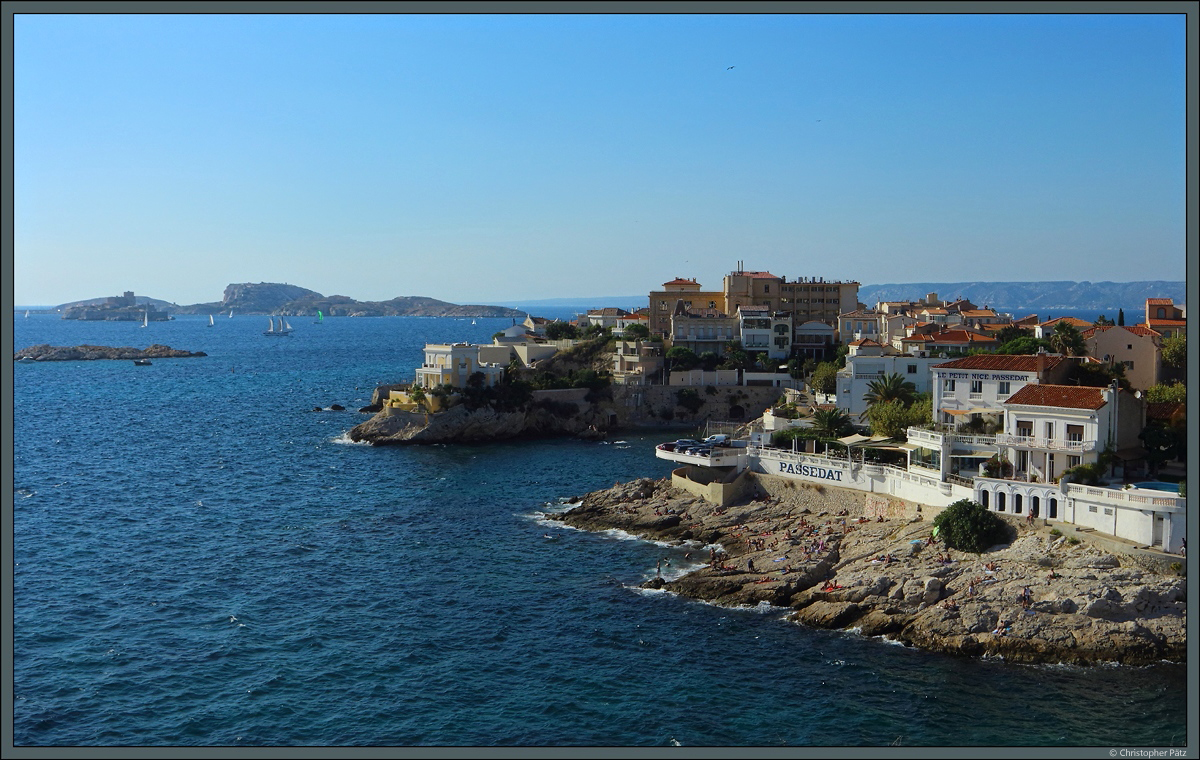 Die Bucht von Marseille ist entlang der Uferstrae Corniche du Prsident Kennedy besonders sehenswert. Im Hintergrund ist die Festungsinsel le d’If zu sehen, welche durch den Roman  Der Graf von Monte Christo  Bekanntheit erlangte. (Marseille, 29.09.2018)