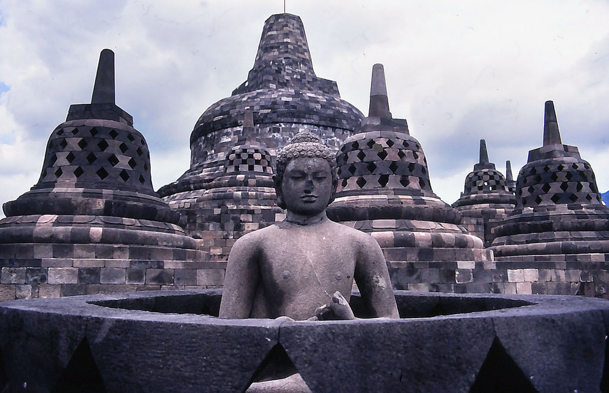 Die buddhistische Tempelanlage Borobudur (auch Borobodur) auf Java. Borobudur wurde 1991 von der UNESCO als Weltkulturerbe anerkannt. Sie gilt als das bedeutendste Bauwerk des Mahayana-Buddhismus auf Java. Aufnahme: Mrz 1989 (Bild vom Dia).
