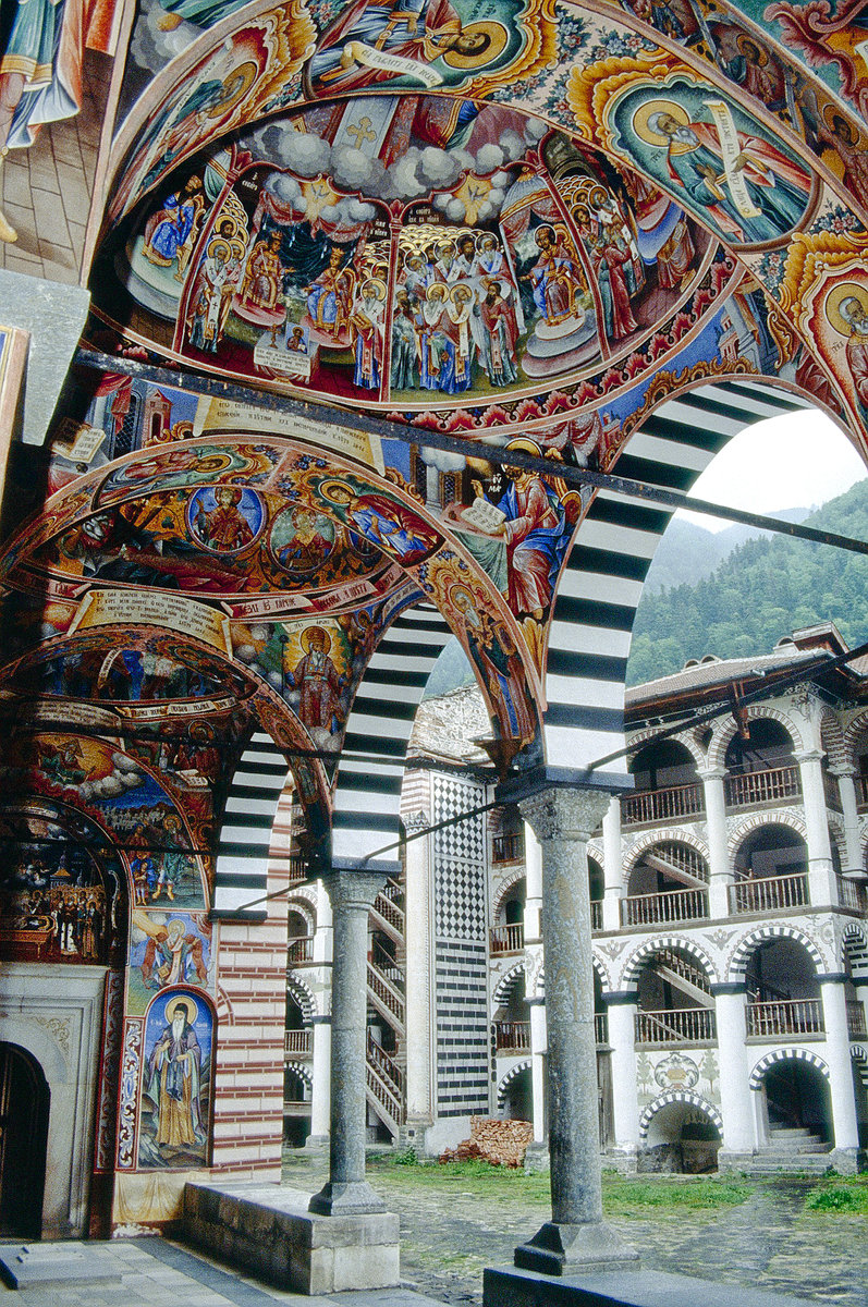 Die bulgarische Klosterkirche zu Rila besitzt heute eine umfangreiche malerische Ausstattung des 19. Jahrhunderts. Bild vom Dia. Aufnahme: Juni 1992.