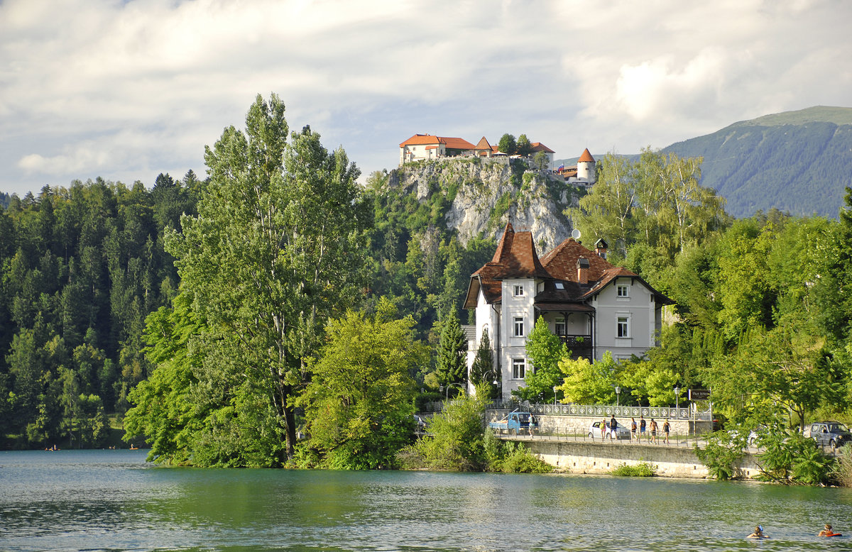 Die Burg in Bled (Slowenien) und eine Villa am Blder See. Aufnahme: 2. August 2016.