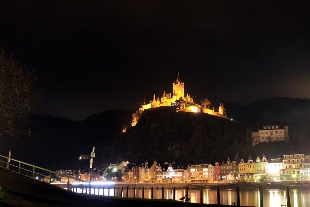 Die Burg hoch ber der Mosel bei Cochem am 5.12.2015.