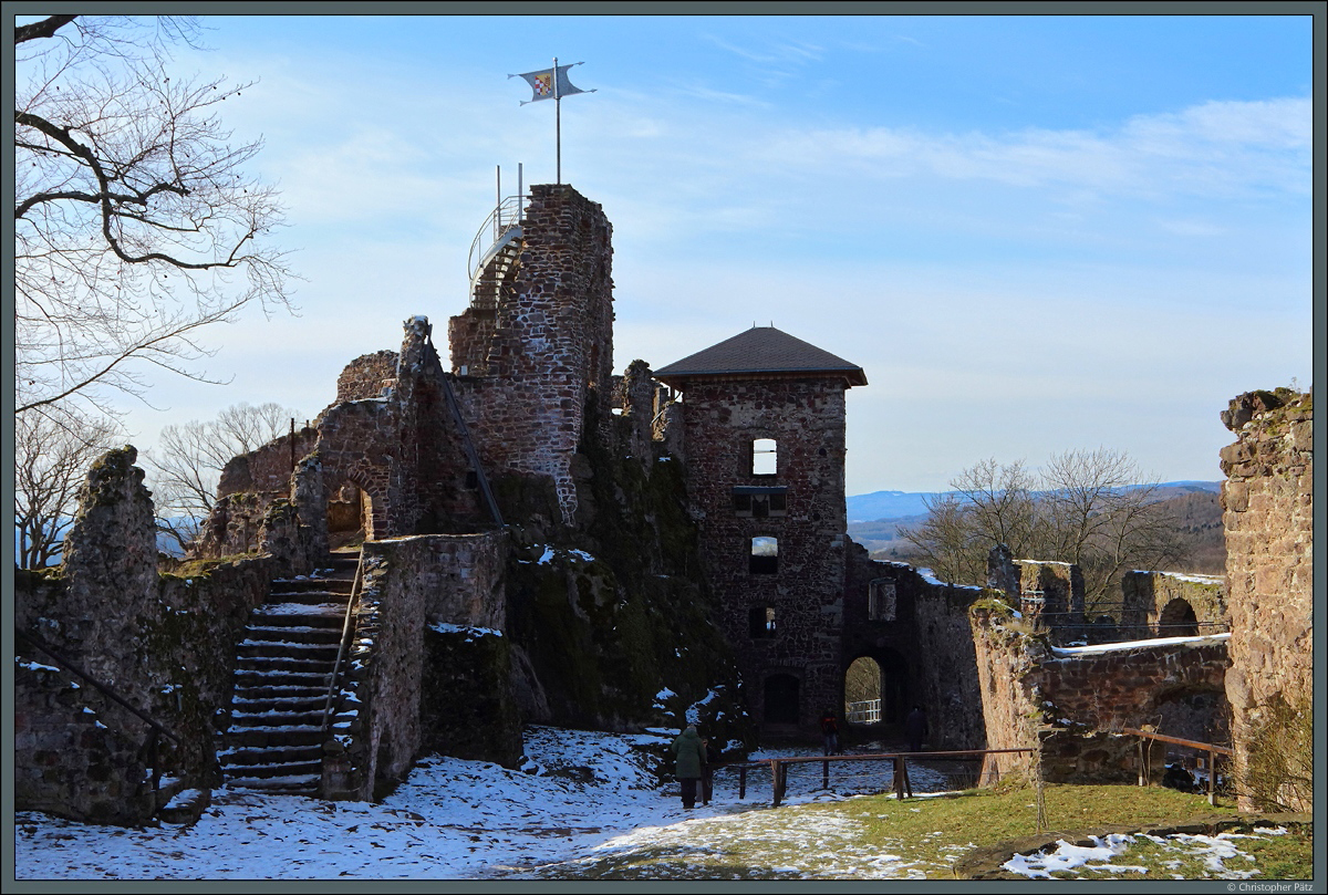 Die Burg Hohnstein bei Neustadt am Harz wurde im 12 Jahrhundert errichtet und war Stammburg der Grafen zu Hohnstein. Sie wurde 1627 zerstrt und ist als Ruine erhalten geblieben. Zu sehen ist der Innenhof der Anlage mit der links gelegenen Oberburg. (25.02.2018)