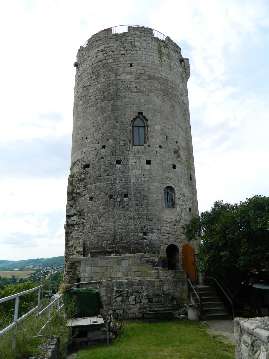Die Burg Saaleck auf der Sdroute der Strae der Romanik in Sachsen-Anhalt. Der Westturm war ursprnglich der Wohnturm der Anlage, welche aus der ersten Hlfte des 12. Jahrhunderts stammt. Erhalten sind eine Abortanlage und ein Kaminrest. Die Aussichtsplattform bietet einen herrlichen Blick auf das Saaletal und die Rudelsburg. (11.07.2017)