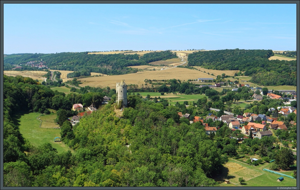 Die Burg Saaleck wurde im 11. Jahrhundert zum Schutz der nahegelegenen Handelsstrae errichtet. Direkt unterhalb liegt das gleichnamige Dorf. (Saaleck, 24.07.2022)