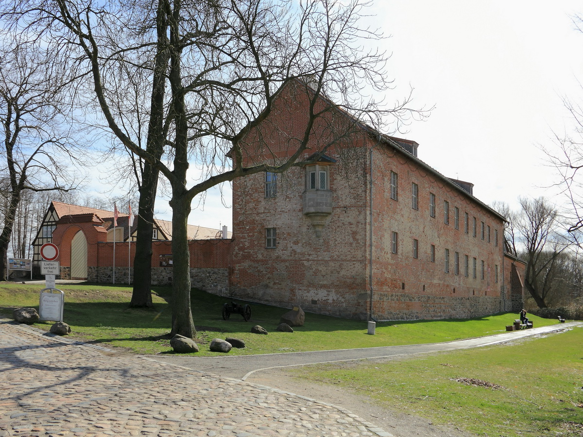 Die Burg in Storkow (Mark) gesehen von der Schlostrasse am 22. Mrz 2017.