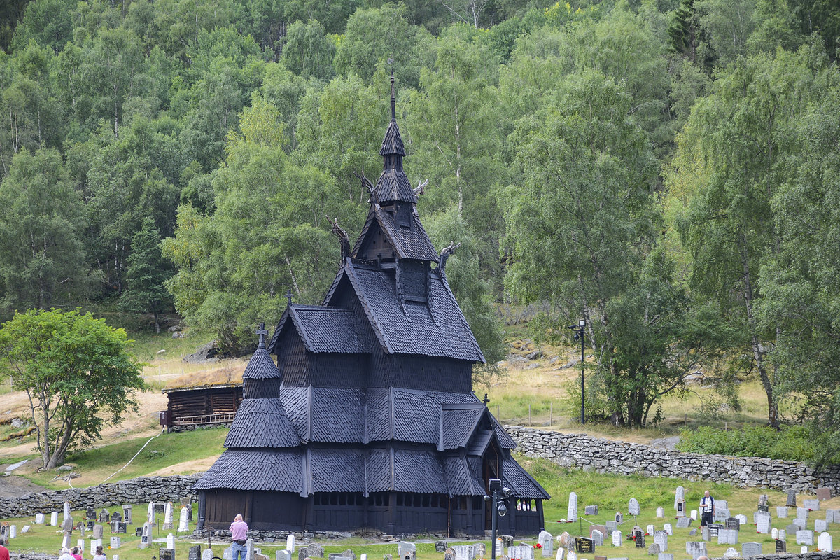 Die Burgund Stabkirche in Norwegen liegt abseits von Siedlungen und war Sammelpunkt fr die Bauern aus der weiteren Umgebung. Aufnahm: 17. Juli 2018.