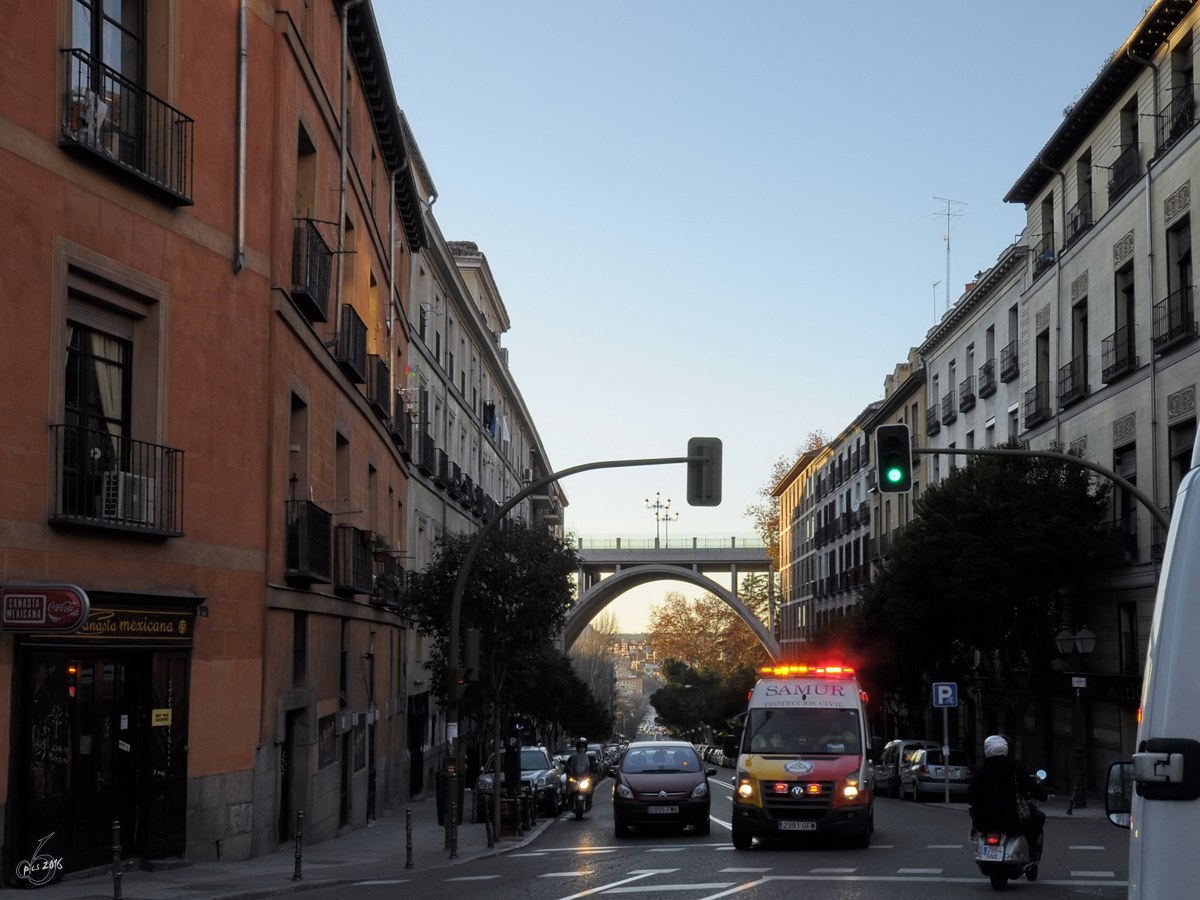 Die Calle De Segovia, eine der vielen Straen in Madrid. (Dezember 2010)