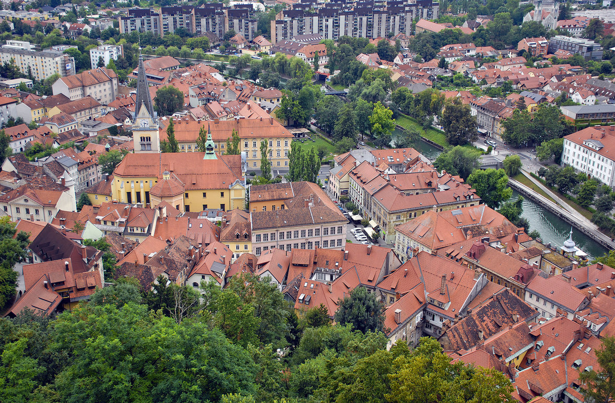 Die Cerkev sv. Jakoba-Kirche und der Viertel um Gornij trg von Ljubljanski Grad aus gesehen. Aufnahme: 1. August 2016.