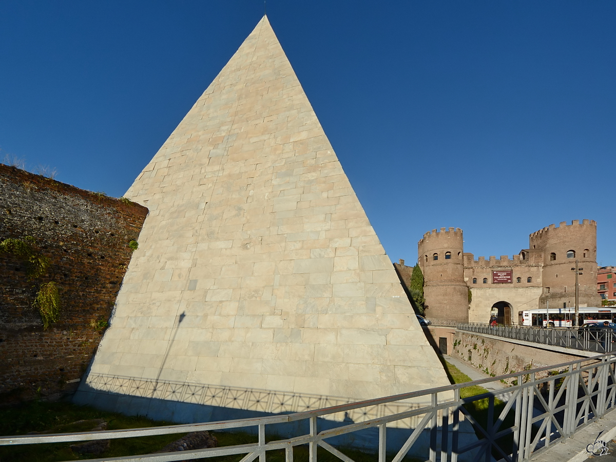 Die Cestius-Pyramide (Piramide di Caio Cestio) ist das Grabmal des rmischen Prtors und Volkstribuns Gaius Cestius Epulo († vor 12 v. Chr.), dahinter das einzig verbliebene Stadttor (Porta San Paolo) der Aurelianischen Mauer in Rom. (Dezember 2015)