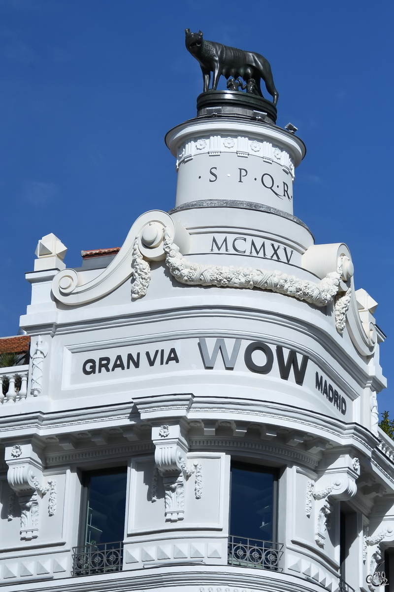 Die Dachgestaltung eines in den Jahren von 1915 bis 1916 gebauten Einkaufsgebudes an der Gran Va in Madrid. (November 2022)