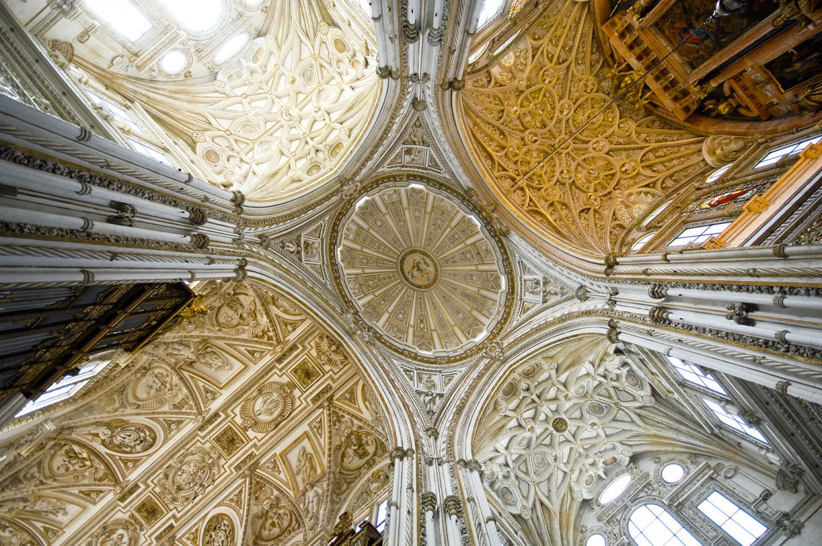 Die Decke in der Mezquita-Catedral de Crdoba von unten nach oben gesehen. Aufnahme: Juli 2014.