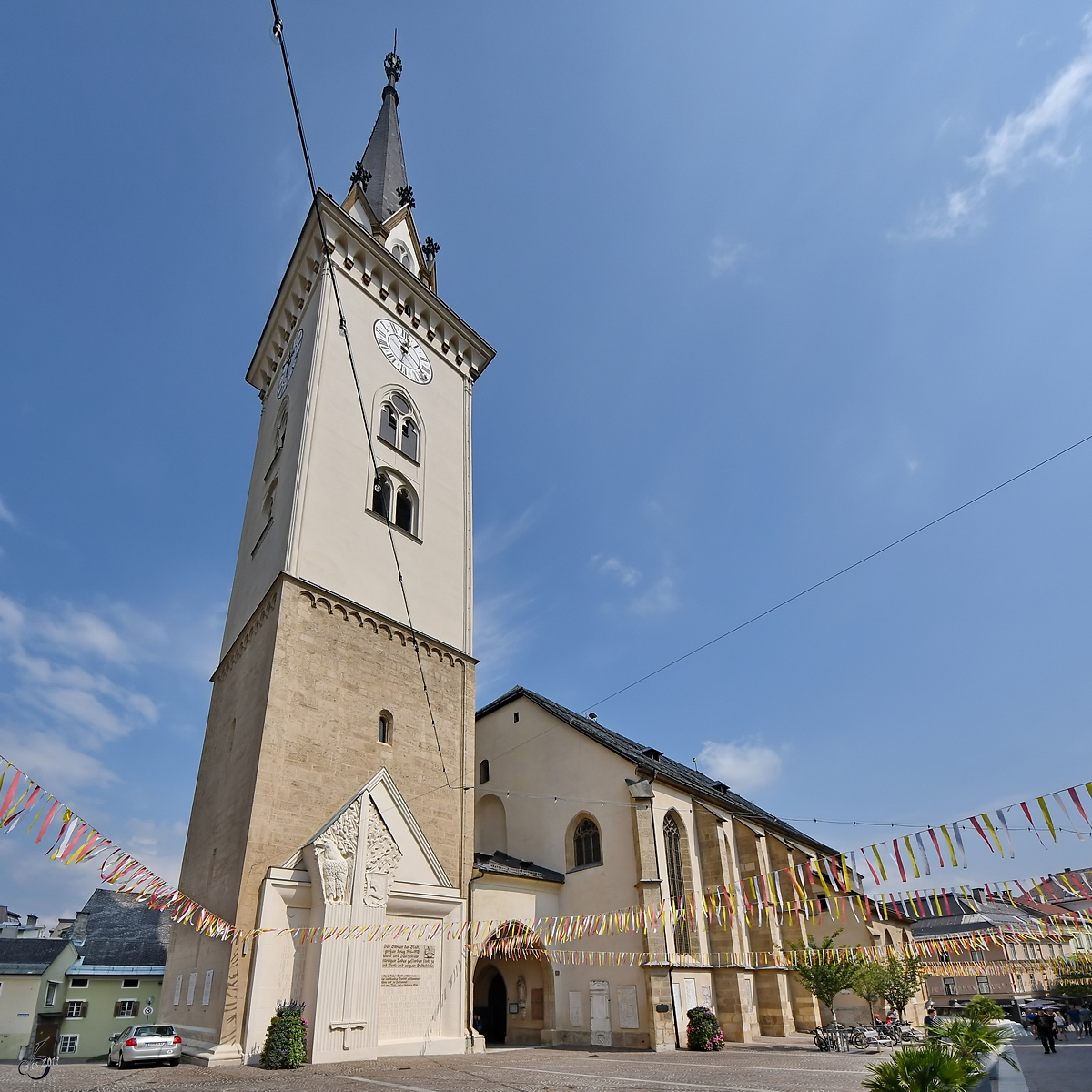 Die dem heiligen Jakobus geweihte sptgotische Hauptpfarrkirche steht am Ende des Hauptplatzes von Villach. (August 2019)
