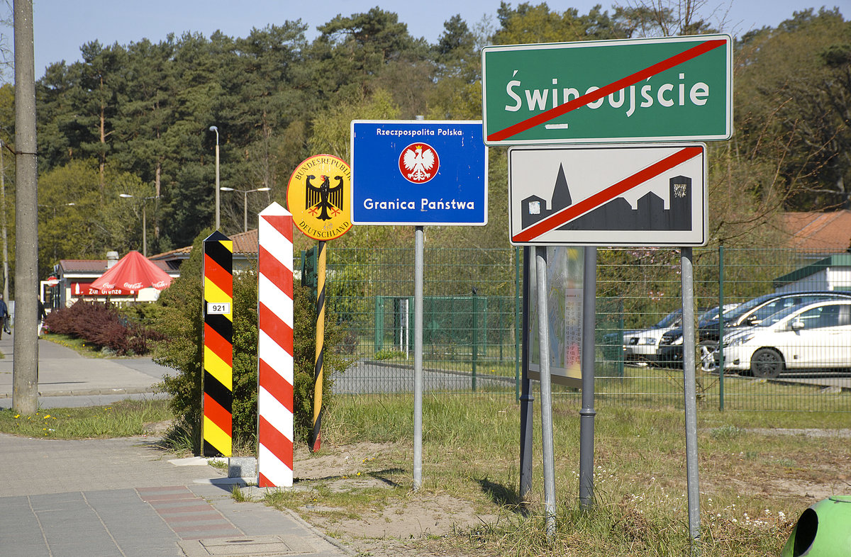 Die deutsch-polnische Grenze an der Wojska Polskiego (Swinemnder Chaussee) westlich von Świnoujście. Aufnahme: 6. Mai 2016.