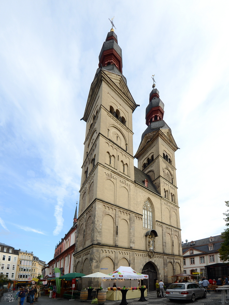 Die Doppelturmfassade der im romanischen Stil erbauten Liebfrauenkirche in Koblenz. (September 2013)