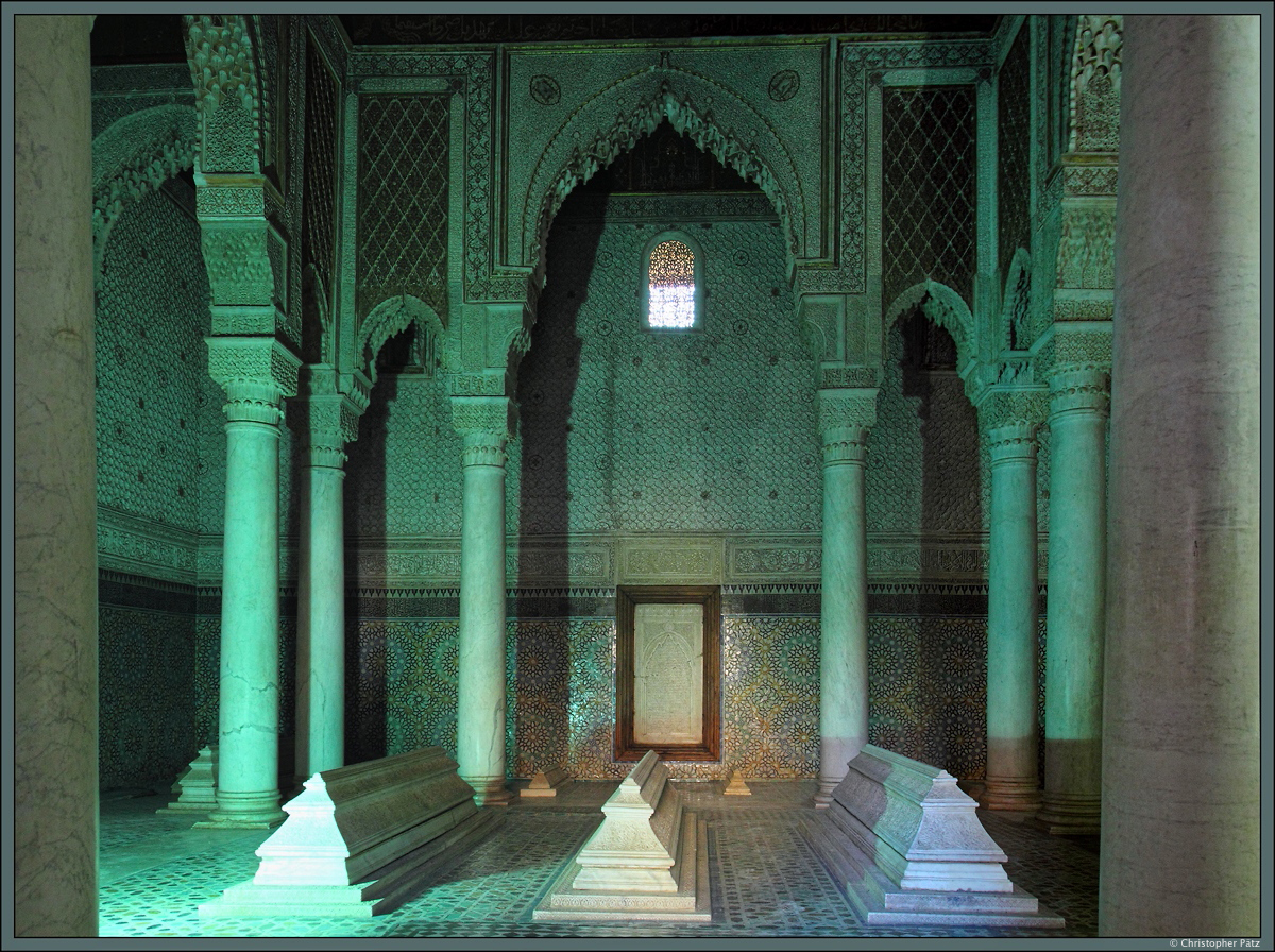 Die etwas versteckt gelegenen Saadiergrber wurden im 16. Jahrhundert angelegt. Die Grber zhlen heute zu den meistbesuchten Sehenswrdigkeiten Marrakeschs. Hier ist der reich verzierte Saal der 12 Sulen zu sehen. Die Hhe der Grabsteine reprsentiert den Rang der Verstorbenen. (Marrakesch, 20.11.2015)