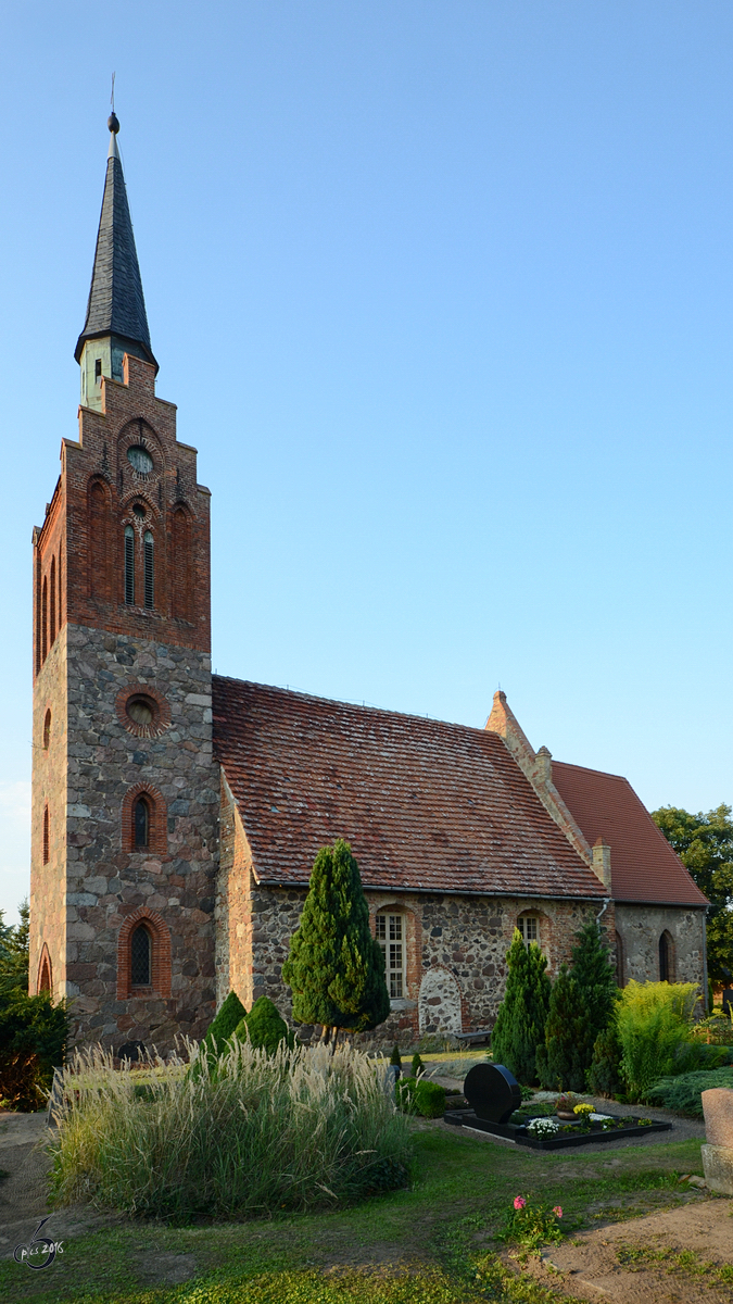 Die Evangelische Dorfkirche in Vlschow stammt wahrscheinlich aus der zweiten Hlfte des 15. Jahrhunderts. (August 2013)