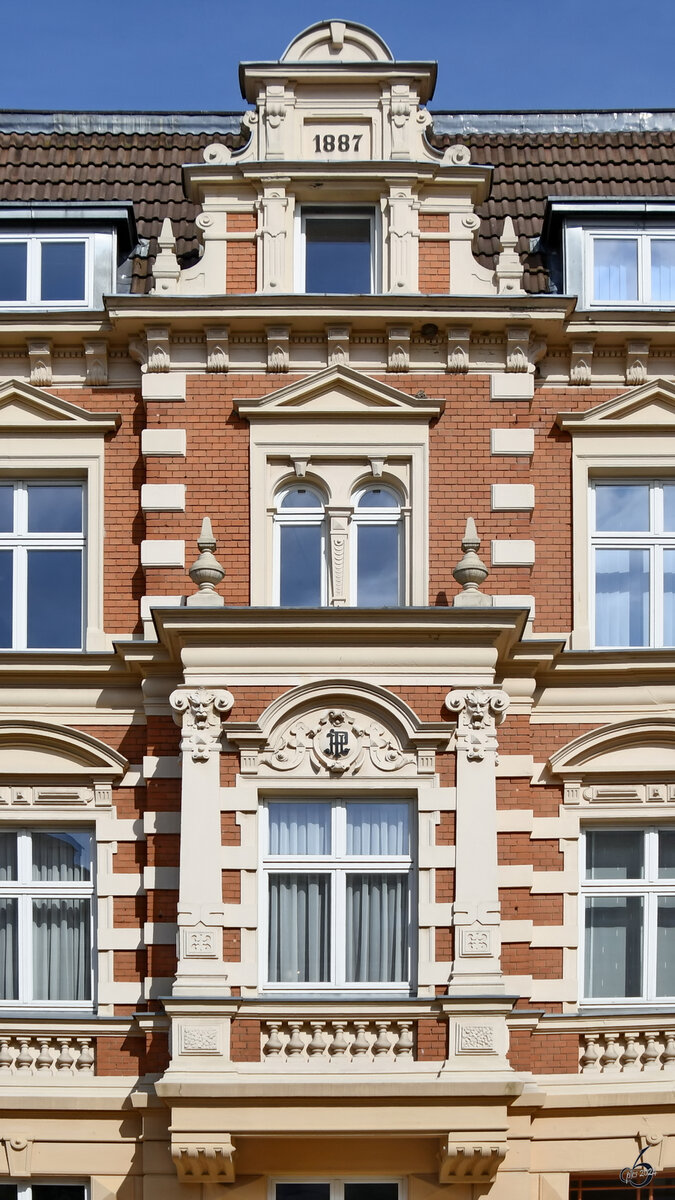Die Fassade eines Stadthauses aus dem Jahr 1887. (Wismar, April 2024)