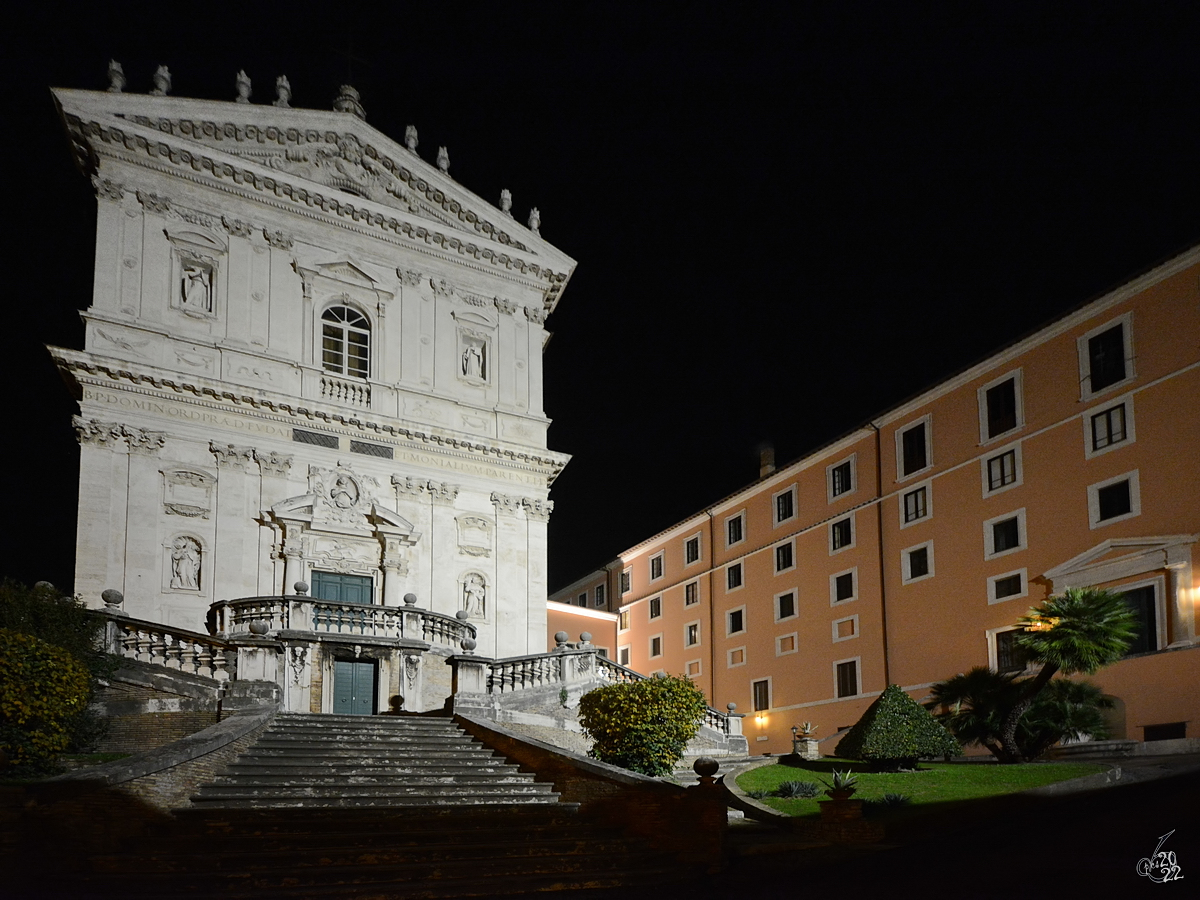 Die Fassade der Kirche Santi Domenico e Sisto wurde 1655 fertigstellt. Direkt daneben befindet sich die 1222 gegrndete Ppstliche Universitt Heiliger Thomas von Aquin (Angelicum), welche seit 1932 im ehemaligen Kloster von Santi Domenico e Sisto auf dem Quirinal untergebracht ist.