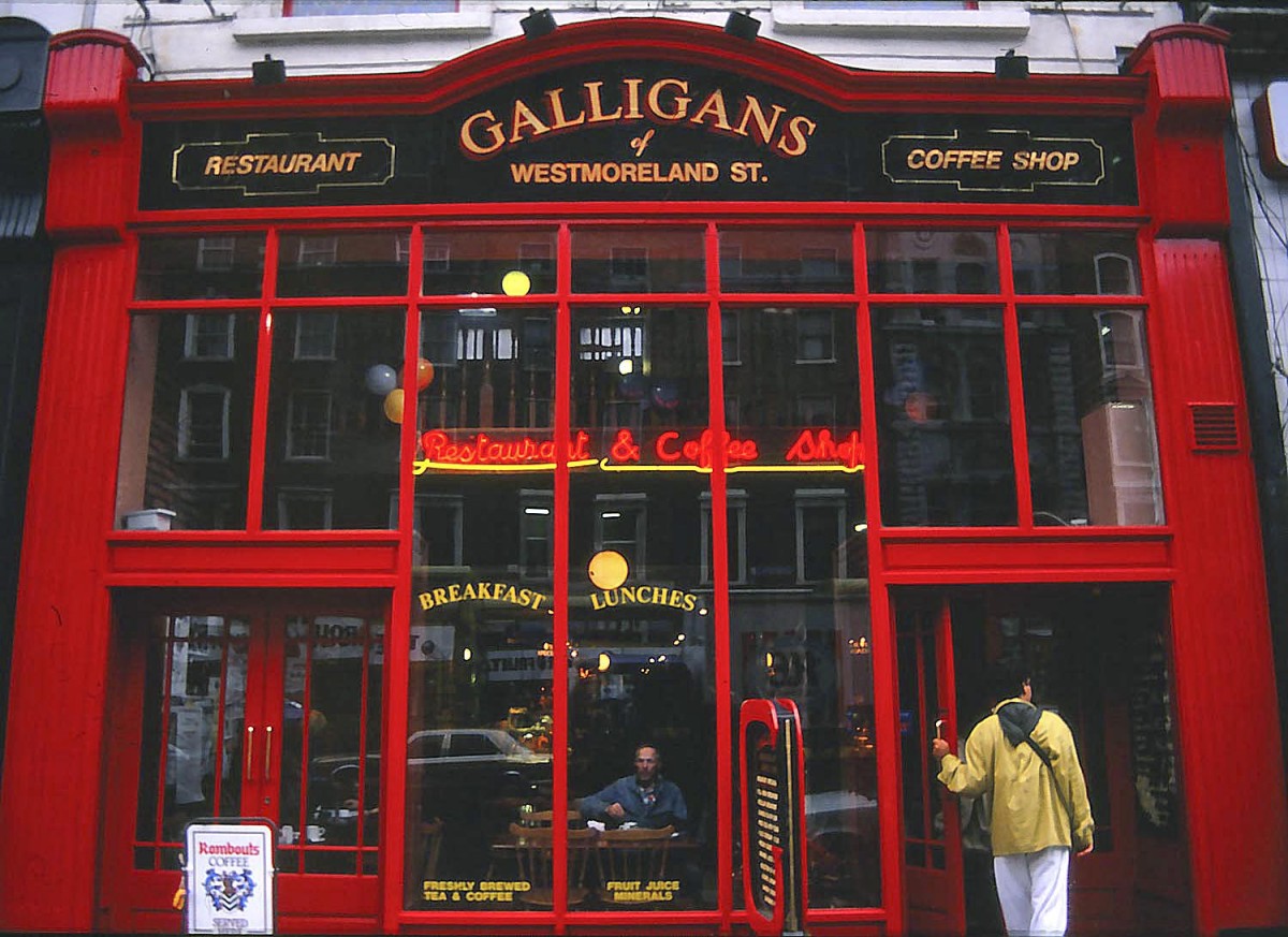 Die Fassade von Restaurant Calligans in Westmore Street, Dublin. Aufnahme: Juni 1991 (Bild vom Dia).