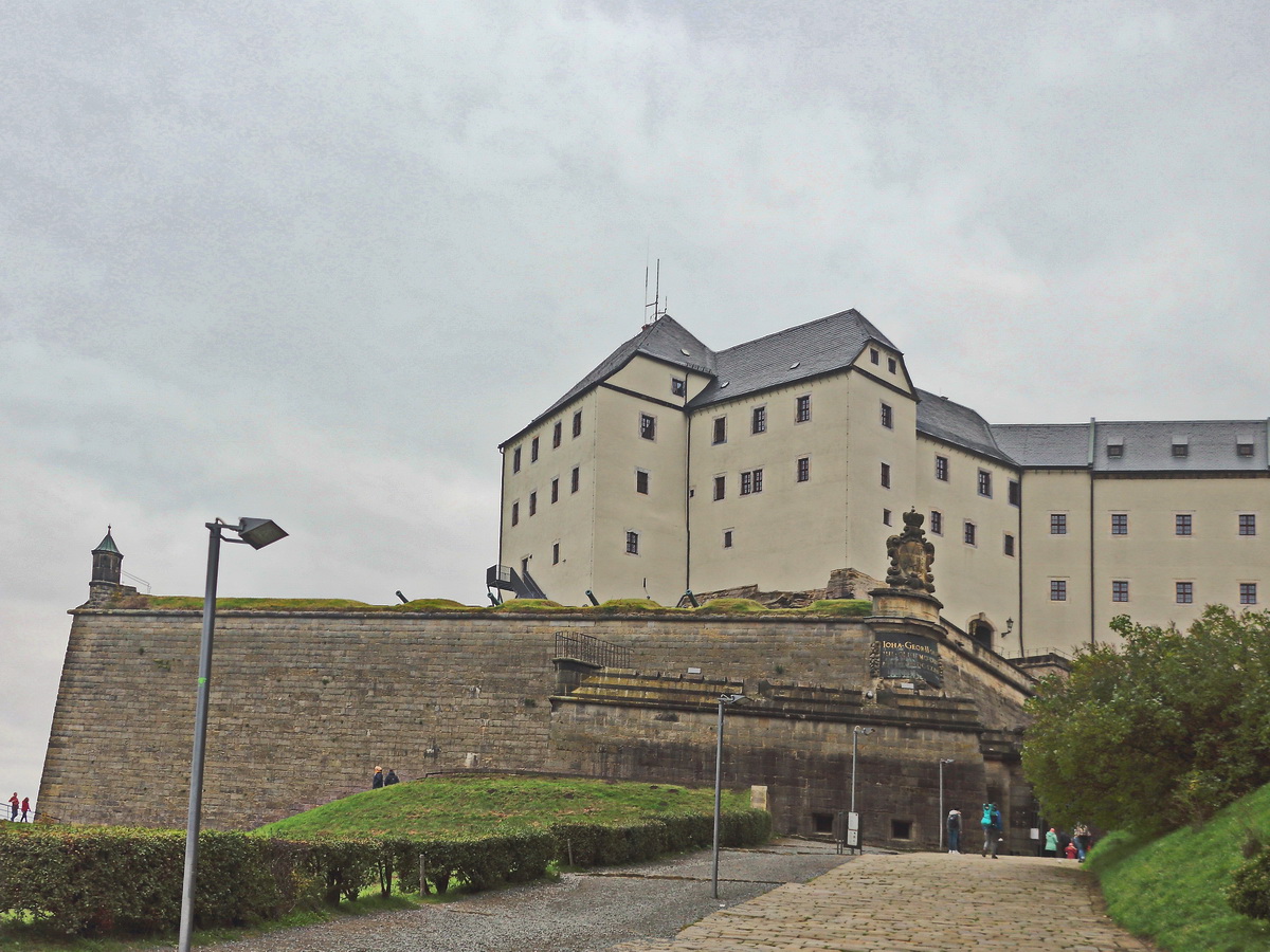 Die Festung Knigstein ist eine Bergfestungen und liegt inmitten des Elbsandsteingebirges auf dem Tafelberg oberhalb des Ortes Knigstein am Ufer der Elbe. Besucht am 17. Oktober 2021