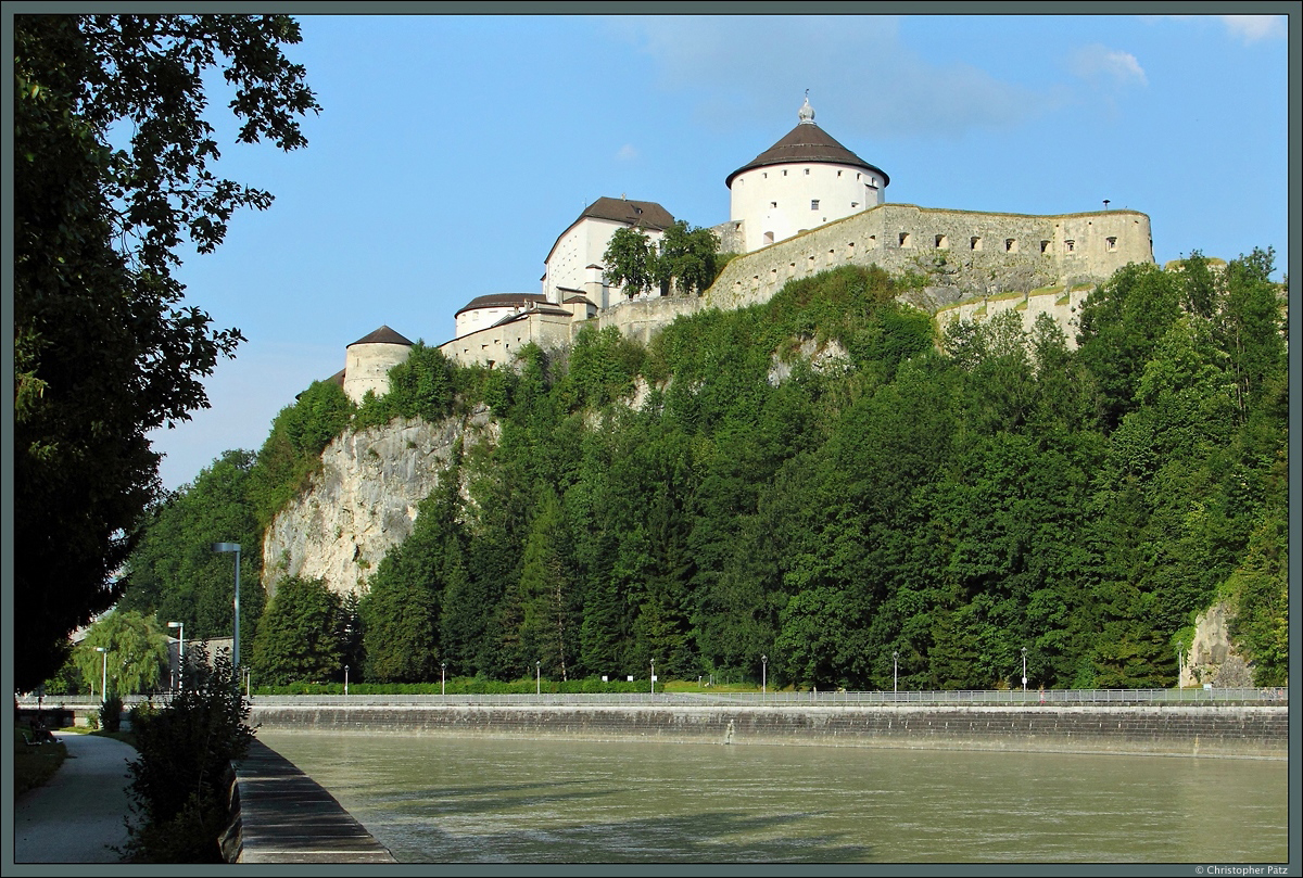Die Festung Kufstein ist das weithin sichtbare Wahrzeichen der gleichnamigen Stadt nahe der Grenze zu Deutschland. Sie liegt auf einem Felsen oberhalb der Inn und wurde 1205 erstmals erwhnt. (09.08.2015)
