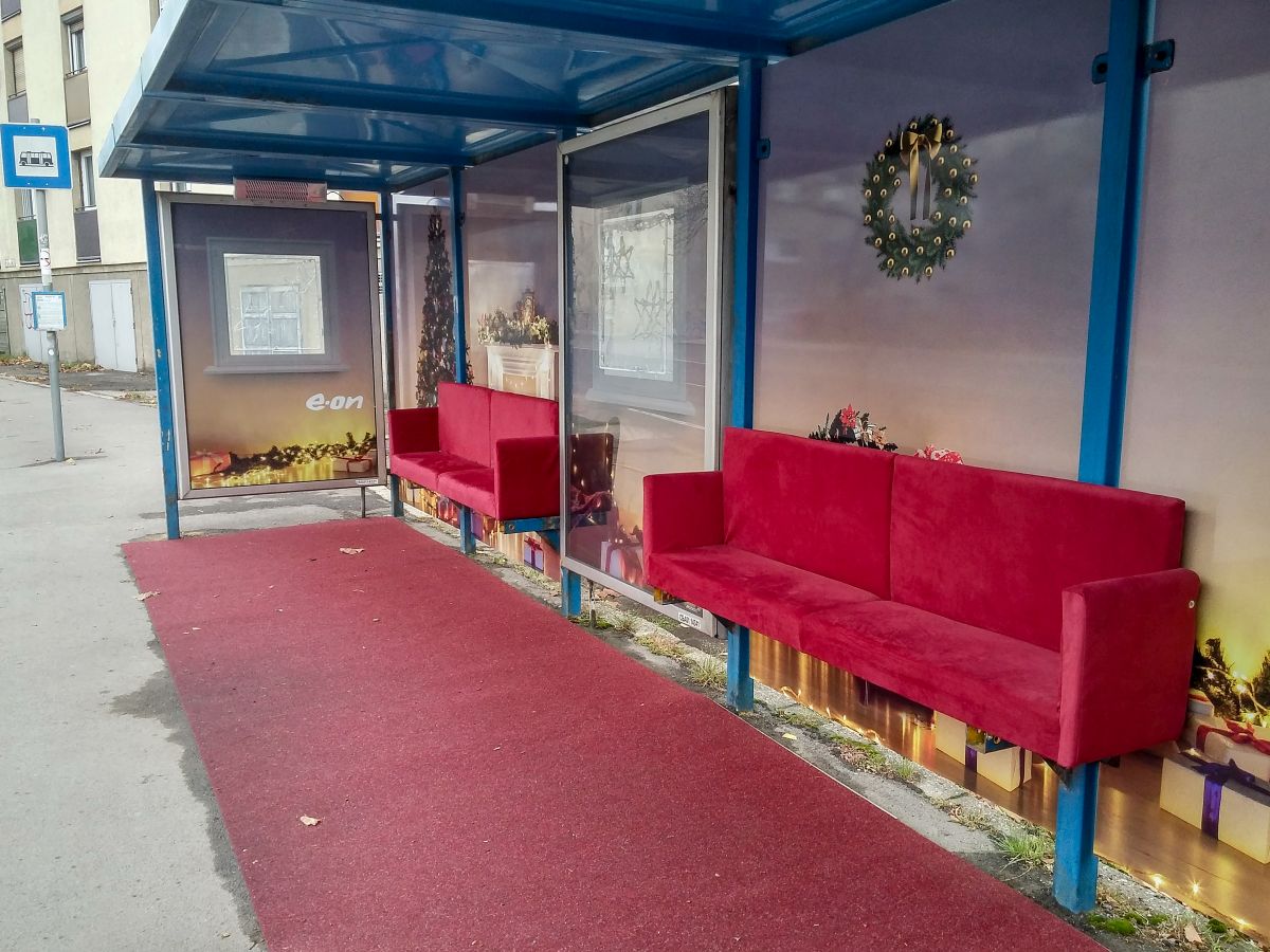 Die Firma E-On hat diese Bushaltestelle fr Weihnachten dekoriert. Die Aufnahme stammt vom 11.12.2020.