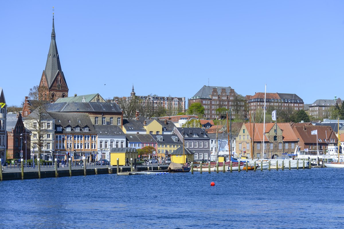 Die Flensburger Schiffbrcke vom Fischereihafen aus gesehen. Links im Bild ist die Marienkirche zu sehen. Das gelbe Backsteingebude rechts im Bild ist das Kompagnietor. Aufnahme: 21. April 2020.