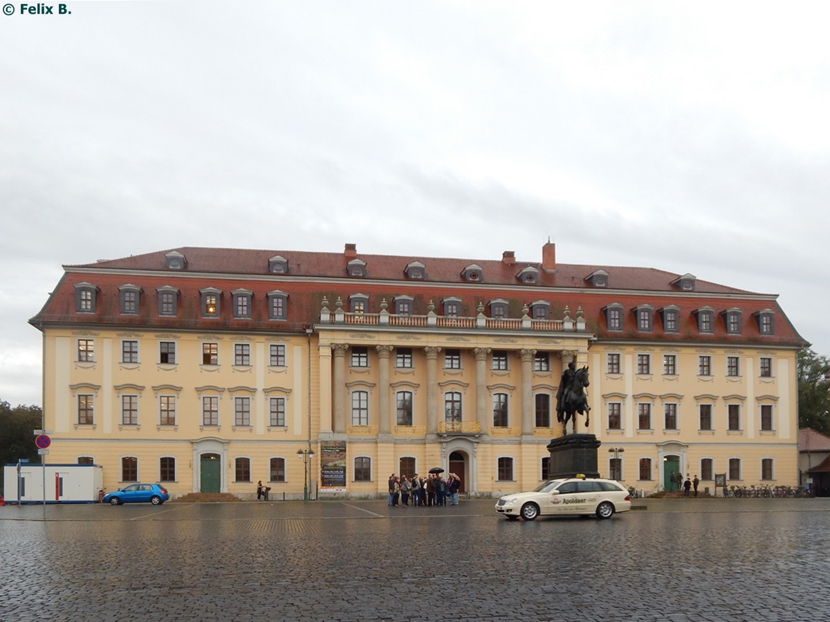 Die Franz Liszt Hochschule mit dem Carl August Denkmal in Weimar am 08.10.2014