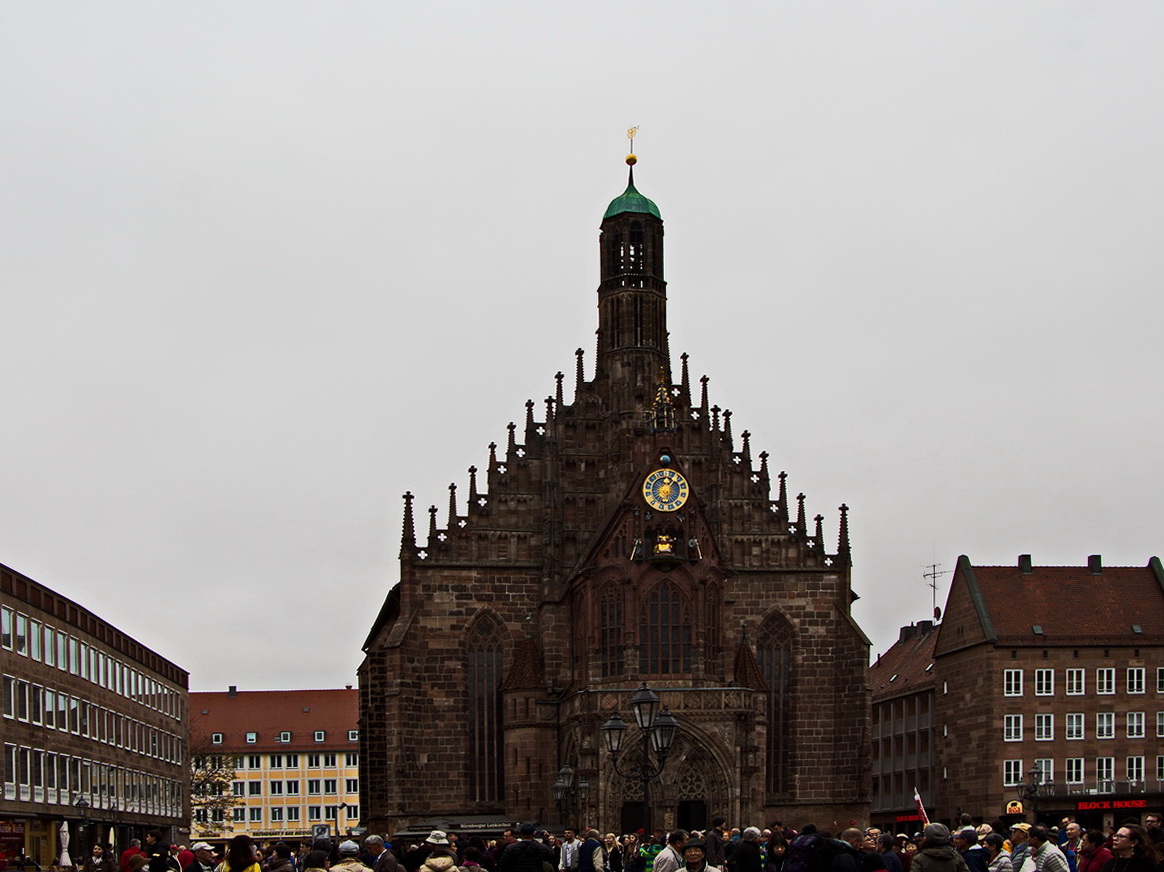 Die Frauenkirche, heute rmisch-katholische Stadtpfarrkirche Unserer Lieben Frau, in Nrnberg an der Ostseite des Hauptmarkts am 04. November 2018.

