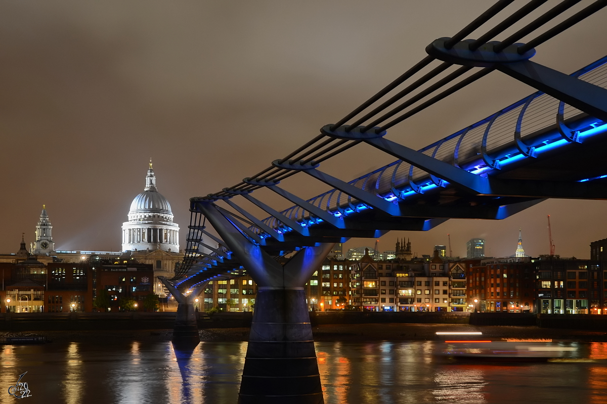 Die Fugnger-Hngebrcke Millennium Bridge fhrt zum Sdufer mit der St. Paul’s Cathedral. (London, September 2013)