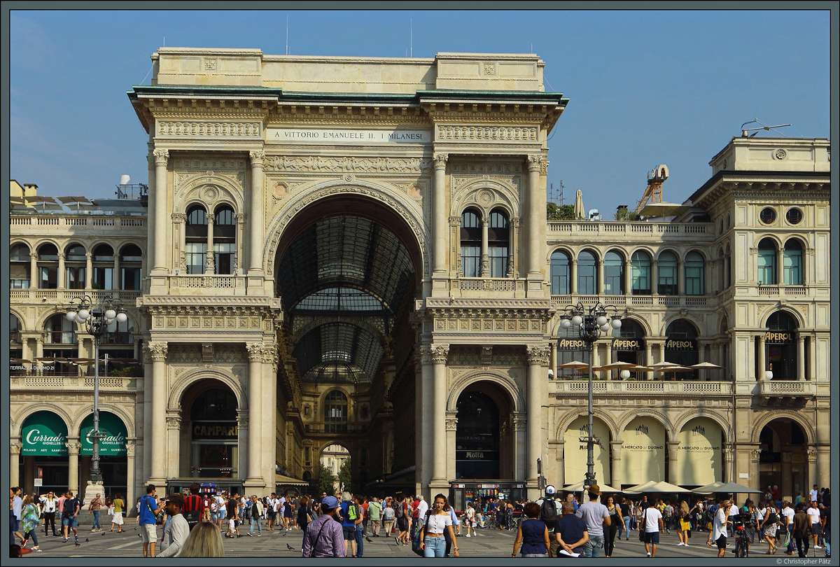 Die Galerie Vittorio Emanuele II. liegt unmittelbar neben dem Mailnder Dom. Sie wurde 1867 als Einkaufsgalerie errichtet und beherbergt zahlreiche Luxusgeschfte und Restaurants. (Mailand, 21.09.2018)