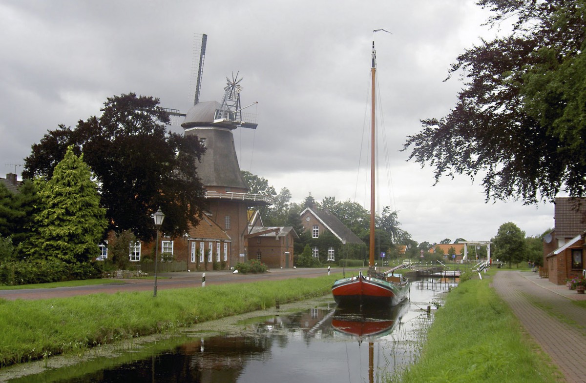 Die gegen Ende des 19. Jahrhunderts erbaute zweistckige Galerie-Hollnderwindmhle prgt das Ortsbild von Westgroefehn (Ostfriesland): Aufnahme: August 2005.