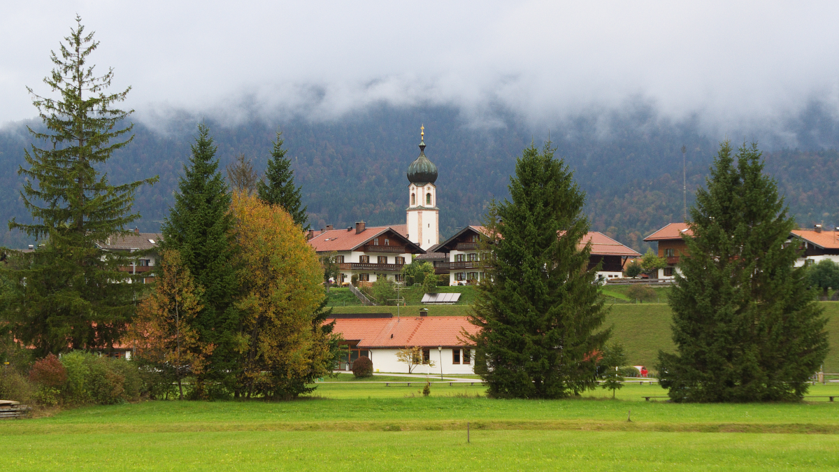 Die Gemeinde Krn liegt an der Isar und im Landkreis Garmisch-Partenkirchen unweit von Mittenwald. In Krn zweigt von der Isar der Obernachkanal zum Walchensee ab. Hier ein Blick auf Krn mit der Pfarrkirche St. Sebastian. 09.10.2013