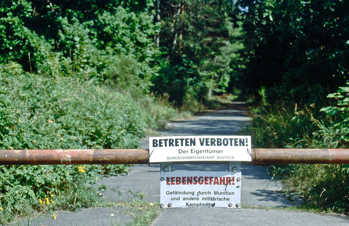 Die gesamte Denkmallandschaft Karlshagen – Peenemnde ist ffentlich zugnglich. Ausgenommen sonder aber die Sperrgebiete wg. Munitionsresten Bild vom Dia. Aufnahme: August 2001.