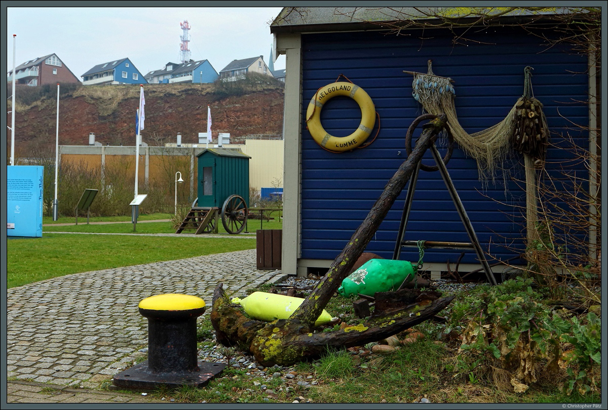 Die Geschichte von Helgoland wird in einem kleinen Museum dargestellt. Zu sehen sind hier mehrere Ausstellungsstcke, u.a. ein alte Anker sowie ein Badekarren. (Helgoland, 13.04.2018) 
